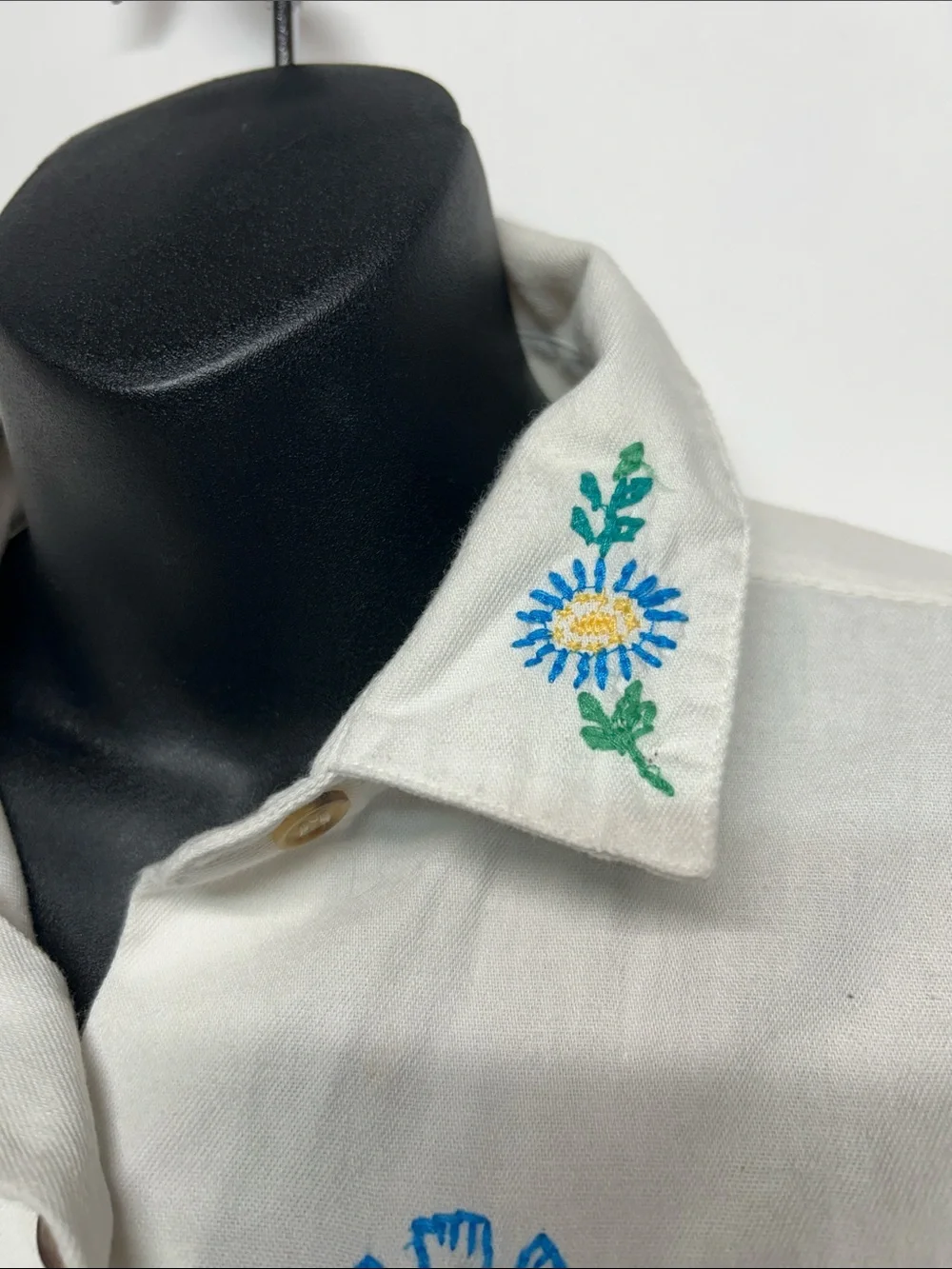 Men's White Cotton button up shirt with embroidery size small country scene